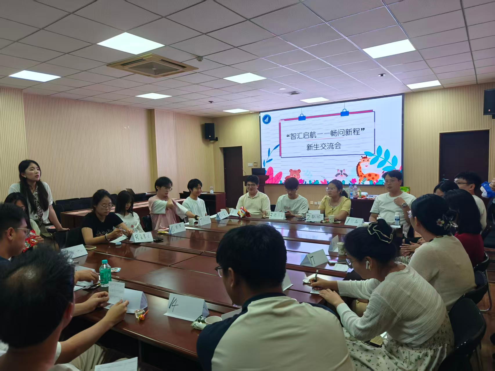 公司举办“智汇启航·畅问新程”新生交流会暨“智汇”圆桌派活动